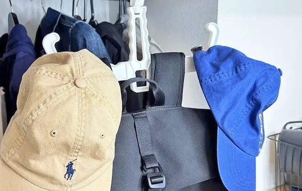 ダイソー『リュックハンガー』の使用写真（撮影：キジカク）