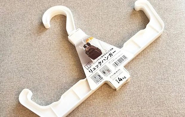 ダイソー『リュックハンガー』の写真（撮影：キジカク）