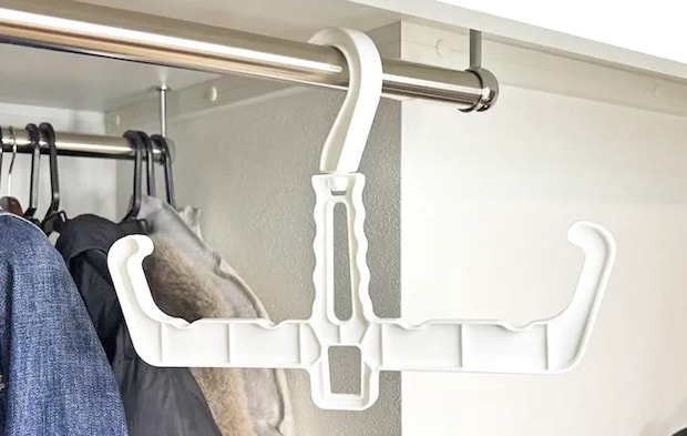 ダイソー『リュックハンガー』の使用写真（撮影：キジカク）