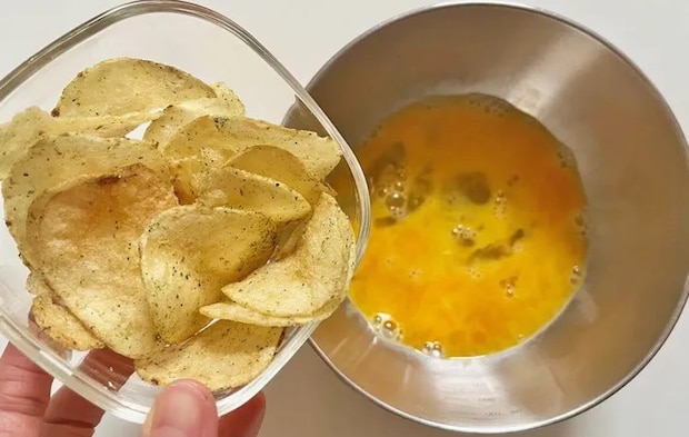 『ポテトチップス入りの玉子焼き』を作る写真（撮影：エニママ）