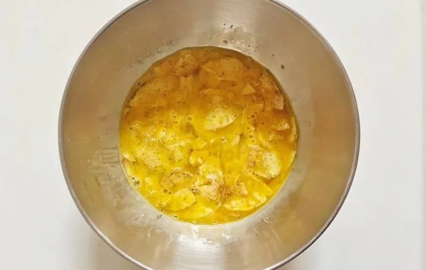 『ポテトチップス入りの玉子焼き』を作る写真（撮影：エニママ）