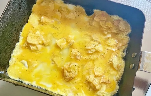 『ポテトチップス入りの玉子焼き』を作る写真（撮影：エニママ）