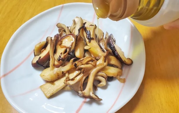 『塩こんぶとオリーブオイルの簡単きのこソテー』の完成写真（撮影：エニママ）