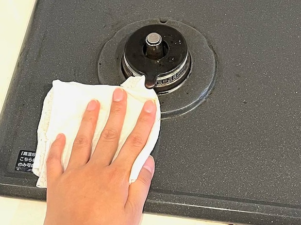 万能クリーナーで掃除しているコンロの写真（撮影：grape編集部）