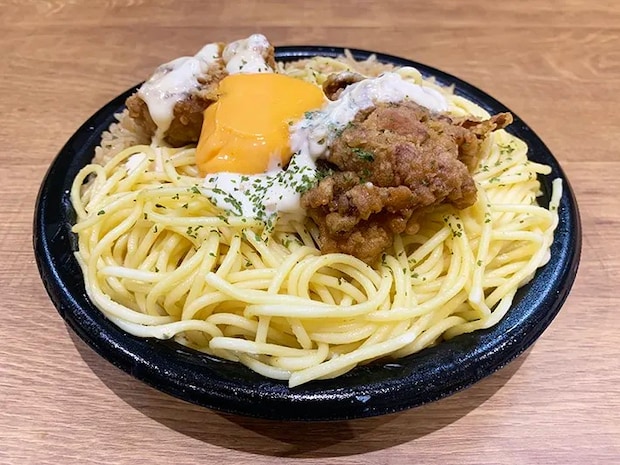 『ドカ盛り！にんにくマヨ＆チーズの豚骨めし＆ペペロンチーノ』の写真（撮影：grape編集部）