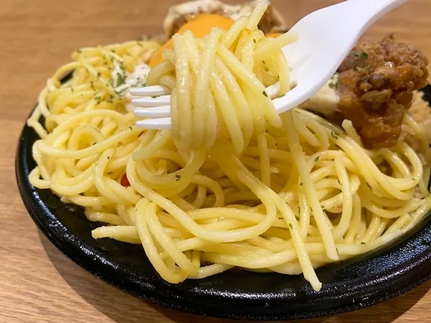 『ドカ盛り！にんにくマヨ＆チーズの豚骨めし＆ペペロンチーノ』の写真（撮影：grape編集部）