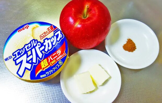 『アイスのせ焼きりんご』の材料写真（撮影：エニママ）