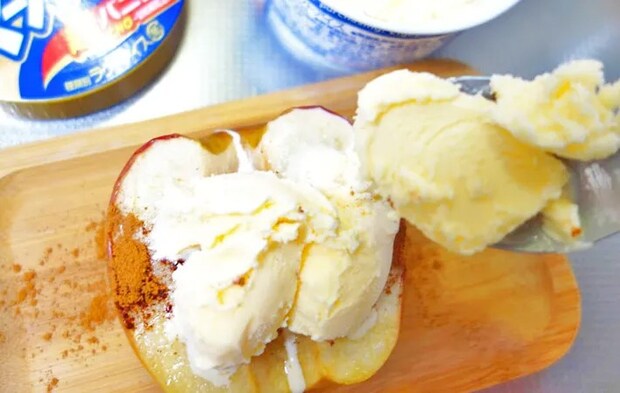 『アイスのせ焼きりんご』を作る写真（撮影：エニママ）