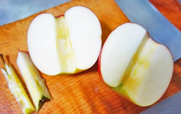 『アイスのせ焼きりんご』を作る写真（撮影：エニママ）