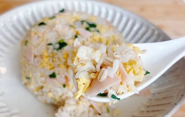 『パラパラもち麦炒飯』の完成写真（撮影：キジカク）