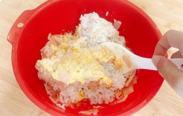 『パラパラもち麦炒飯』を作る写真（撮影：キジカク）