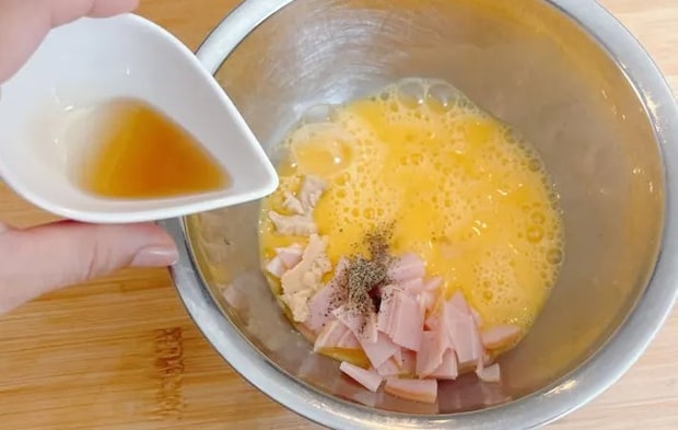 『パラパラもち麦炒飯』を作る写真（撮影：キジカク）