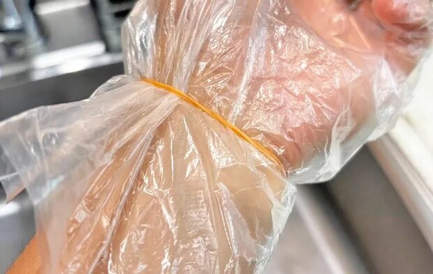 ビニール手袋を輪ゴムで留めている写真（撮影：キジカク）