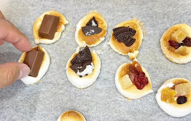 『焼きマシュマロクッキーにトッピング』を作る写真（撮影：キジカク）