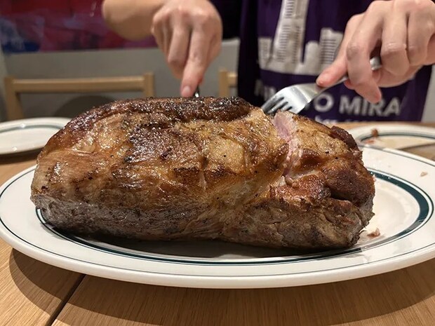 フォークとナイフを入れるステーキの写真（撮影：grape編集部）