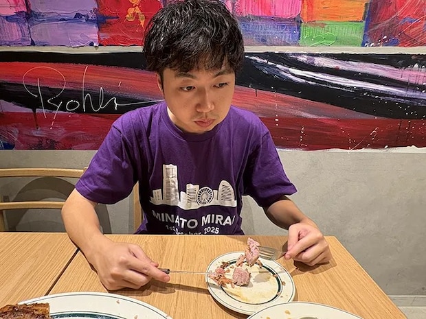 ステーキを味わう男性の写真（撮影：grape編集部）