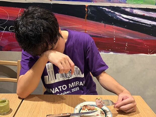 頭を抱える男性の写真（撮影：grape編集部）