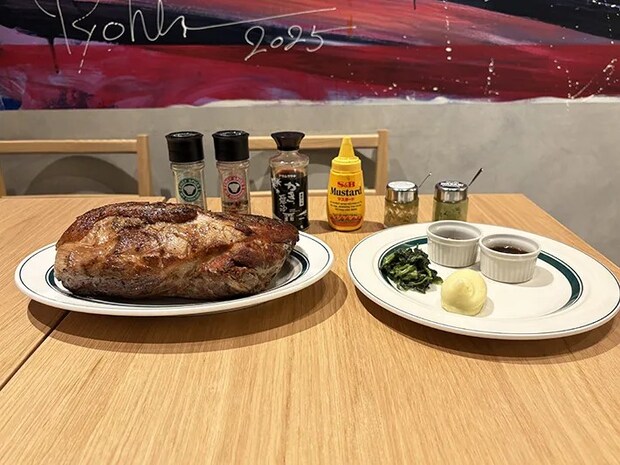 机に置かれた巨大ステーキセットの写真（撮影：grape編集部）