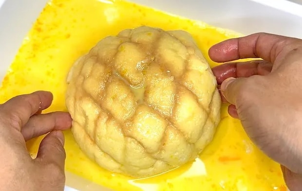 『メロンパンフレンチトースト』を作る写真（撮影：キジカク）