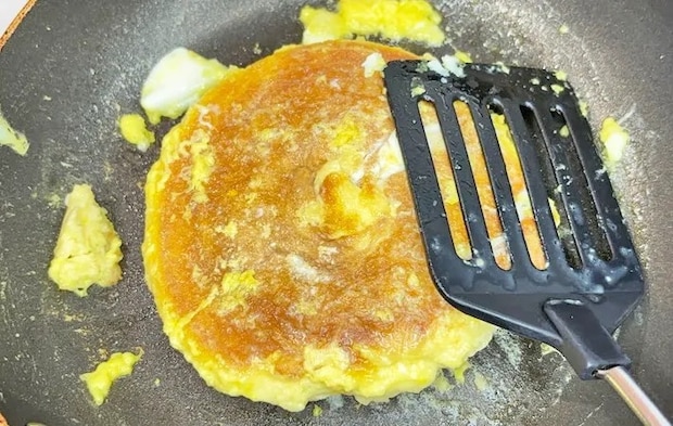 『メロンパンフレンチトースト』を作る写真（撮影：キジカク）