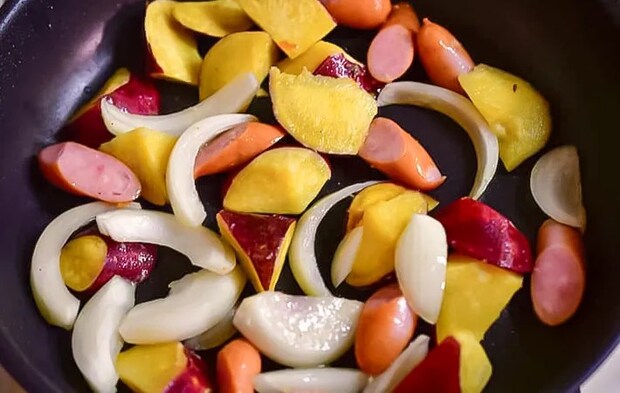 炒めている写真（撮影：小泉明代）