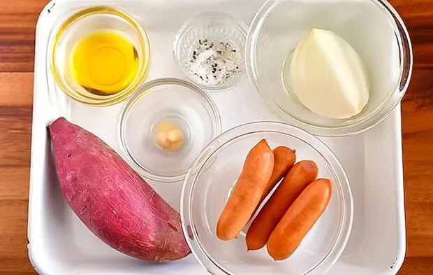 『サツマイモのジャーマンポテト風』の材料の写真（撮影：小泉明代）