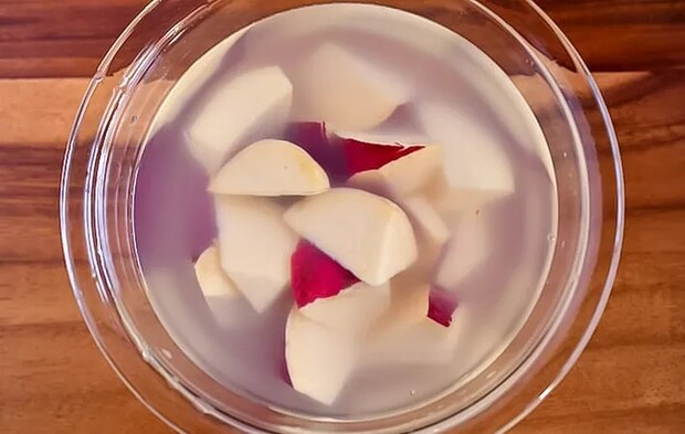 サツマイモを水にさらしている写真（撮影：小泉明代）