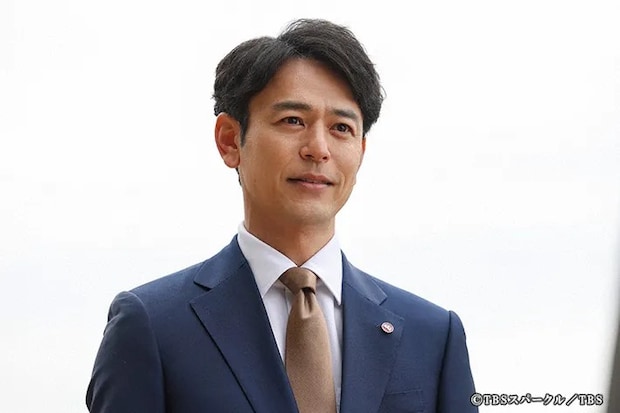 『ザ・ロイヤルファミリー』に出演する妻夫木聡さんが写る場面写真