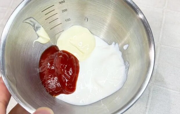 『カスピ海ヨーグルトドレッシング』を作る写真（撮影：キジカク）