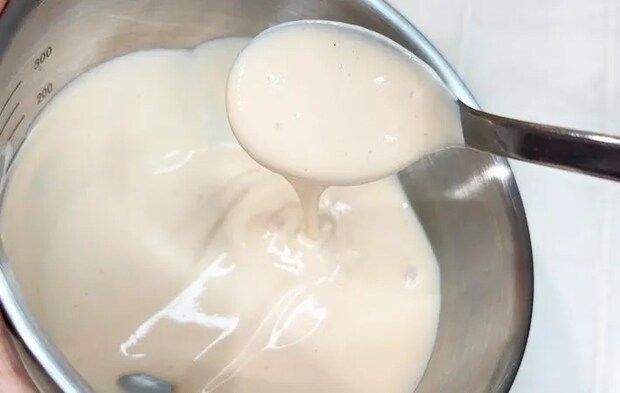 『カスピ海ヨーグルトドレッシング』を作る写真（撮影：キジカク）