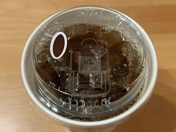 シールが貼られたマクドナルドのドリンクの写真（撮影：grape編集部）
