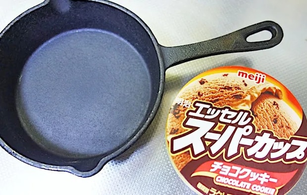 『明治 エッセル スーパーカップ チョコクッキーとスキレット』の写真（撮影：エニママ）