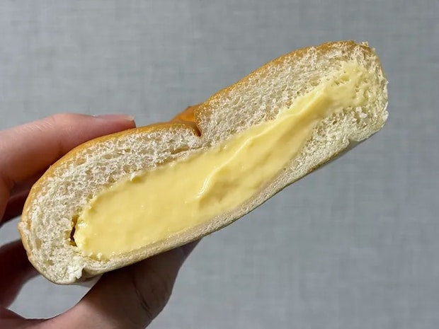 もれそうなメガクリームパンの画像（撮影：grape編集部）