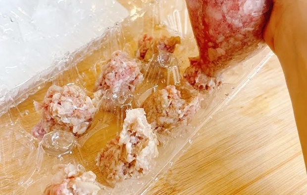 卵のパックで肉団子を作る写真（撮影：キジカク）