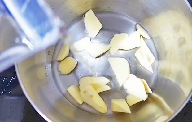『さつまいものバター煮』を作る写真（撮影：エニママ）