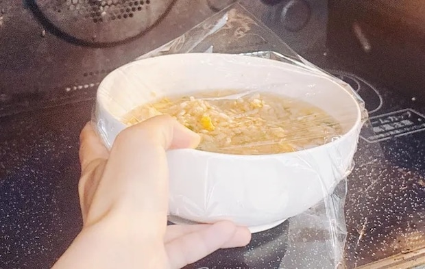 『冷凍チャーハンでクッパ』を作る写真（撮影：キジカク）