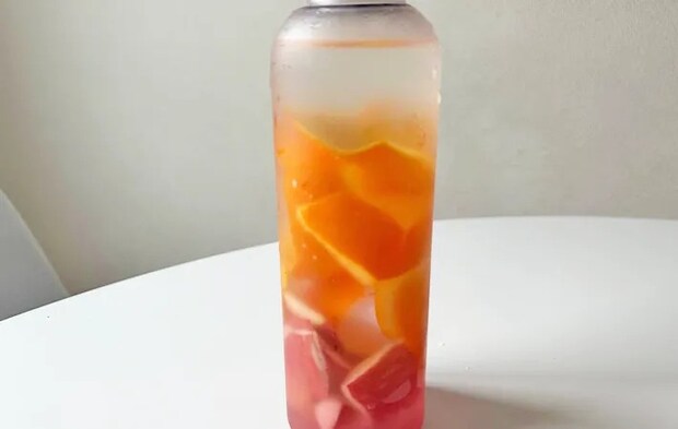 『果物の皮のフレーバーウォーター』を作る写真（撮影：エニママ）