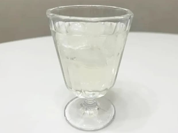 リンゴとミカンの皮を水に浸すと…　半日後の結果に「一気に飲んだ」「子供もゴクゴク」