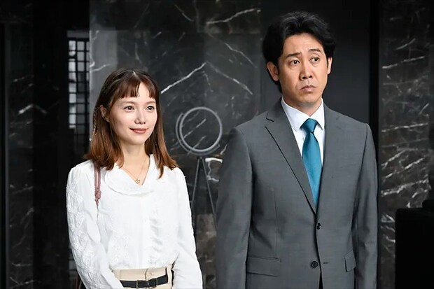 『ちょっとだけエスパー』に出演する大泉洋さんと宮﨑あおいさんが写る場面写真