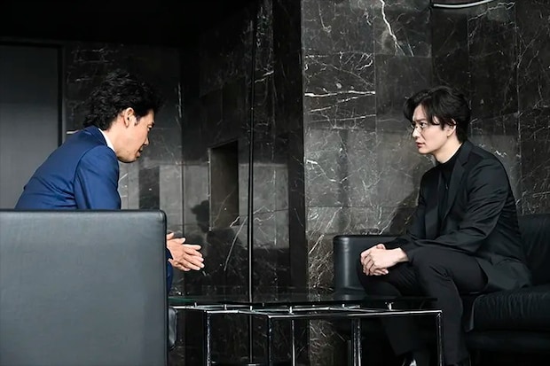 『ちょっとだけエスパー』に出演する大泉洋さんと岡田将生さんが写る場面写真