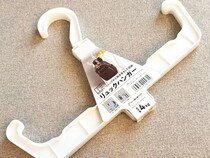 100均の『リュックハンガー』　じゃない使い方に「ストレスが減った」「部屋が広くなった気がする」