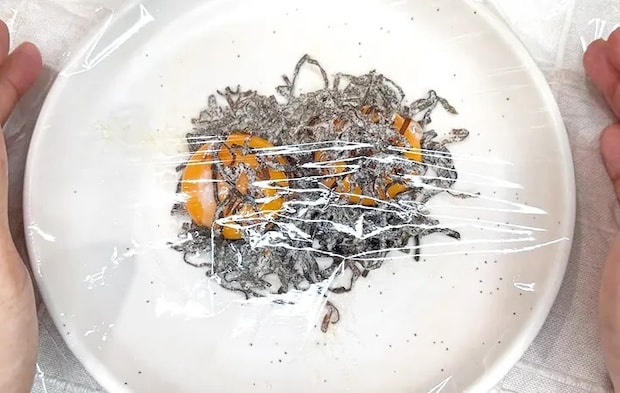 『塩昆布の卵黄漬け』を作る写真（撮影：キジカク）