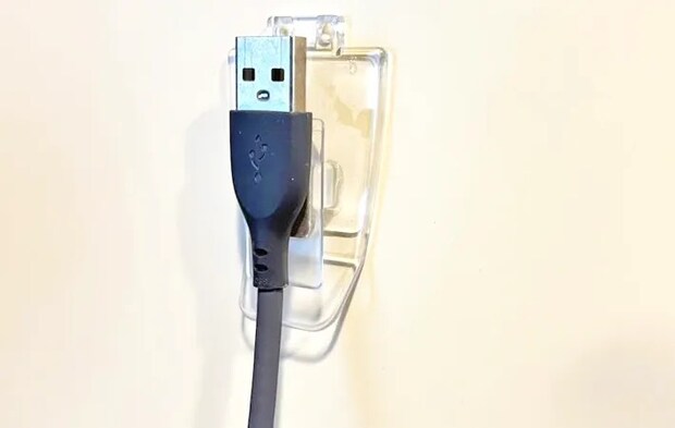 ダイソー『リモコンフック』の使用写真（撮影：キジカク）