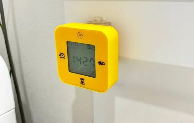 ダイソー『リモコンフック』の使用写真（撮影：キジカク）