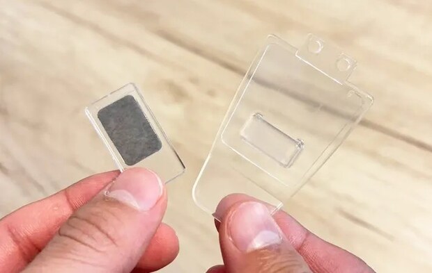 ダイソー『リモコンフック』の使用写真（撮影：キジカク）