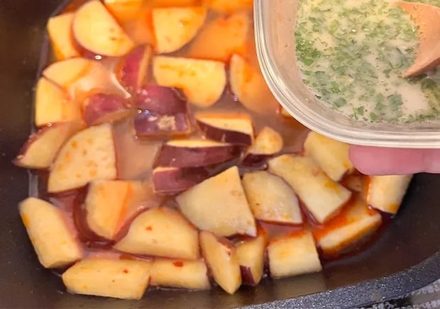 サツマイモと『麻婆豆腐の素』、とろみ液（撮影：grape編集部）