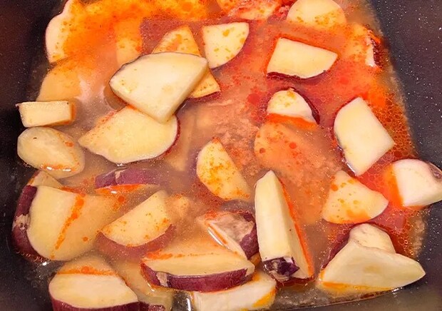 サツマイモと『麻婆豆腐の素』（撮影：grape編集部）