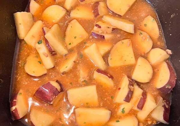 サツマイモと『麻婆豆腐の素』（撮影：grape編集部）