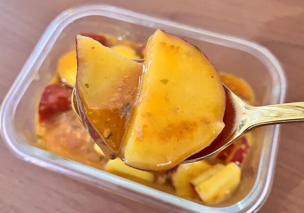 サツマイモと『麻婆豆腐の素』（撮影：grape編集部）