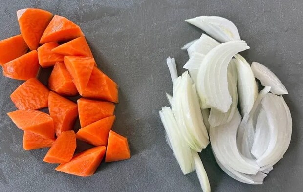 『たっぷり野菜のコンソメスープ』を作る写真（撮影：エニママ）